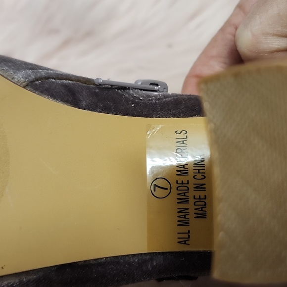 Brand New LILIANA FAUX CRUSHED VELVET ANKLE BOOTIES W/ROSE DETAIL-7 - Picture 7 of 8